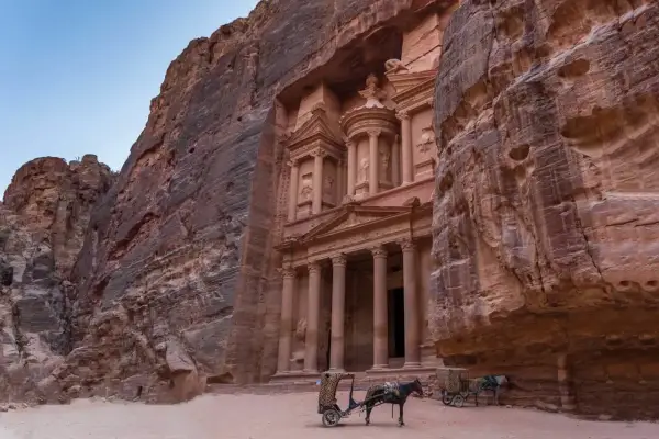 Petra, Jordania. Loty do tego cudu architektury to marzenie. Dwa zaprzęgi konne czekają przed wykutym w skale Skarbcem.