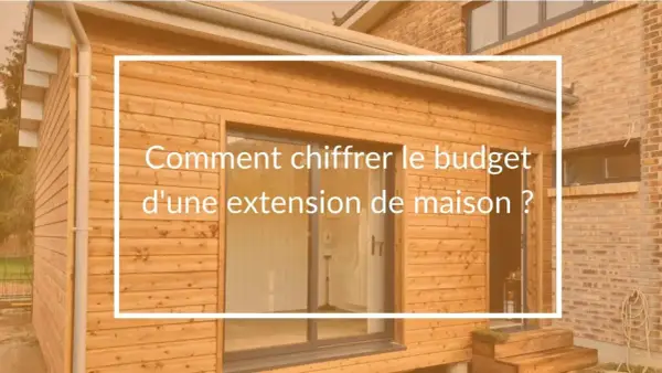 Une extension de maison en bois avec une grande baie vitrée. Le texte indique "Comment chiffrer le budget d'une extension de maison ?", un guide pour estimer le tarif agrandissement maison.