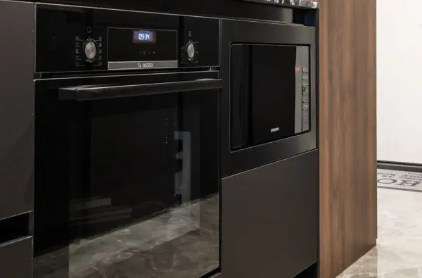 Nowoczesny piekarnik Bosch i mikrofalówka Samsung w zabudowie. Zastanawiasz się, piekarnik ile wat mocy oferuje? Ten model z pewnością sprosta wyzwaniom.