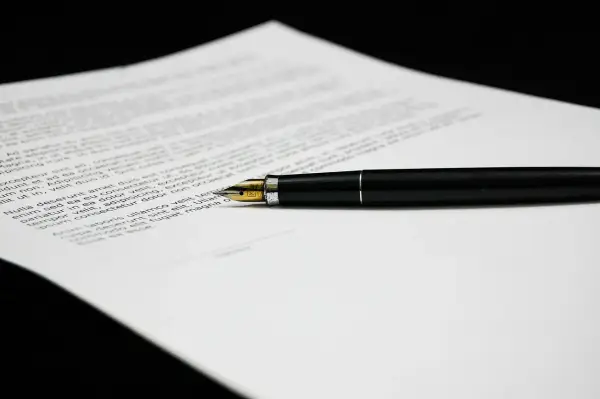 Penna stilografica su foglio con testo, pronto per redigere un modello lettera di richiamo per comportamento maleducato.