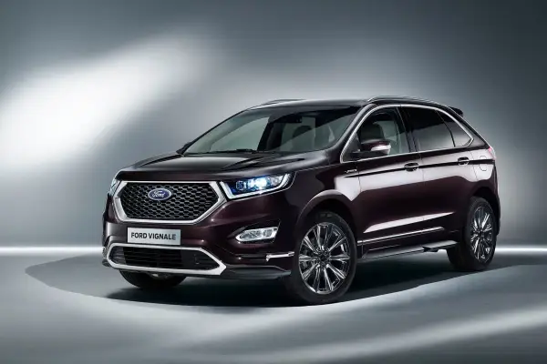 Elegancki, ciemnobordowy Ford Vignale z chromowanymi detalami i lśniącymi felgami, prezentujący się w studiu.
