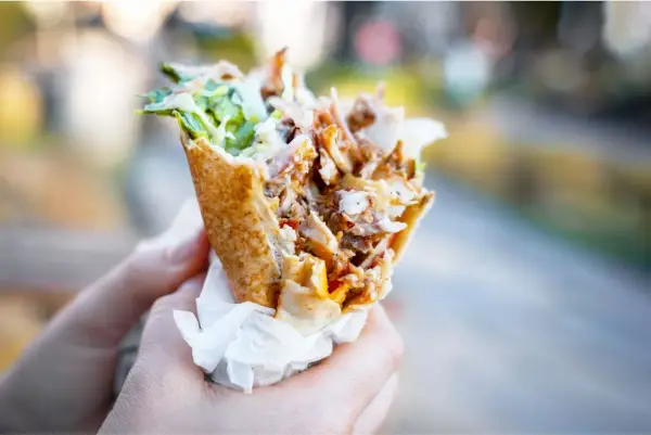 Kebab w bułce czy tortilla – co jest lepsze? Porównanie smaku, kalorii i wygody