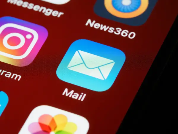 Ikona aplikacji Mail na ekranie telefonu. Zastanawiasz się, jak zakończyć maila? Otwórz aplikację i zacznij pisać!