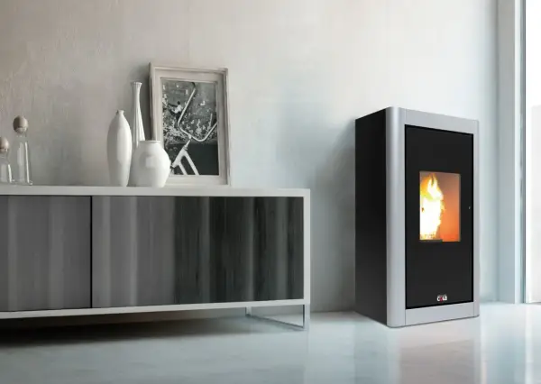 Stufa a pellet da 8 kW con fiamme vive. Arreda un soggiorno moderno con un mobile contenitore e decorazioni.