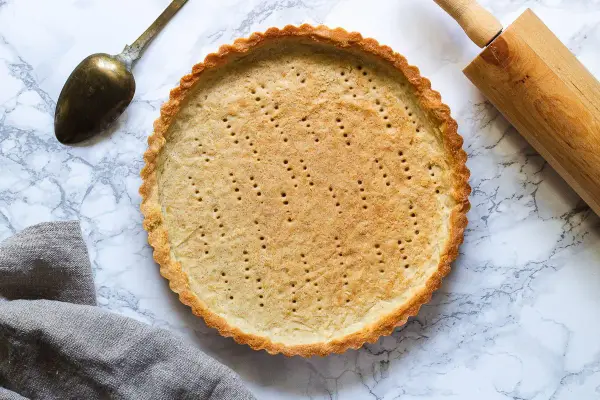 En perfekt förgräddad pajskal, redo för fyllning. Detta pajdeg recept är grunden för din nästa läckra paj.