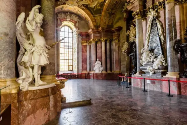 Wnętrze opactwa pocysterskiego w Krzeszowie. Marmurowe kolumny, rzeźby aniołów i monumentalne nagrobki tworzą barokowy splendor.