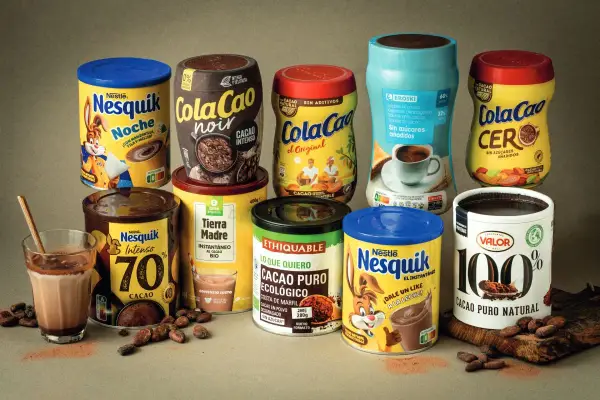 Variedad de productos de cacao, incluyendo Cola Cao y Nesquik. El cacao puro es la base de estas deliciosas bebidas.