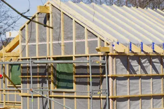 Jak obliczyć kąt nachylenia dachu dwuspadowego w prosty sposób