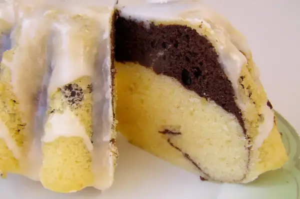 Wilgotna babka marmurkowa, idealna na deser. Ten przepis na babkę gotowaną jest prosty i pyszny.