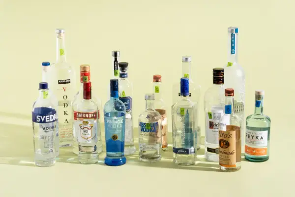 Różnorodne rodzaje wódek czystych: Svedka, Smirnoff, Pinnacle, Absolut, Belvedere, Tito's Handmade, Reyka i inne.