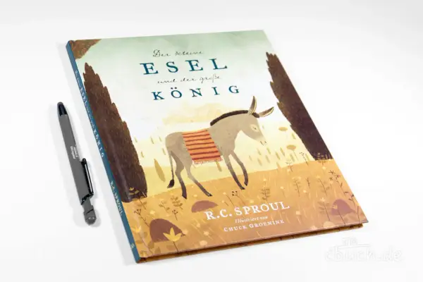 Der kleine Esel und der große König, inspiriert von Sacharja 9,9. Ein Buchcover mit einem Esel, der eine Decke trägt, und zwei Bäumen.
