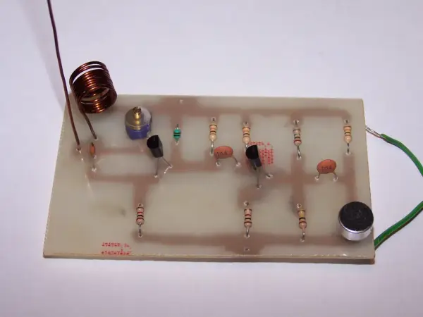 Układ elektroniczny z cewką i rezystorami, elementami do budowy jak zrobic antene fm.