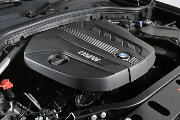 Silnik BMW z napisem "BMW" i logo marki. N47d20c to jego oznaczenie.