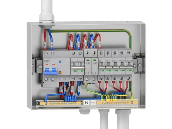Wnętrze metalowej skrzynki elektrycznej z wyłącznikiem głównym i kilkoma mniejszymi, połączonymi przewodami.