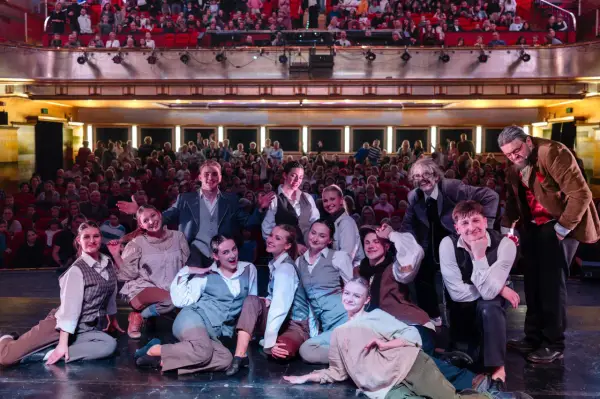 Aktorzy Teatru Avatar Legnica pozują na scenie przed publicznością.