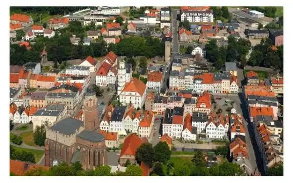 Paczków naprawdę przypomina polskie Carcassonne? Porównanie!
