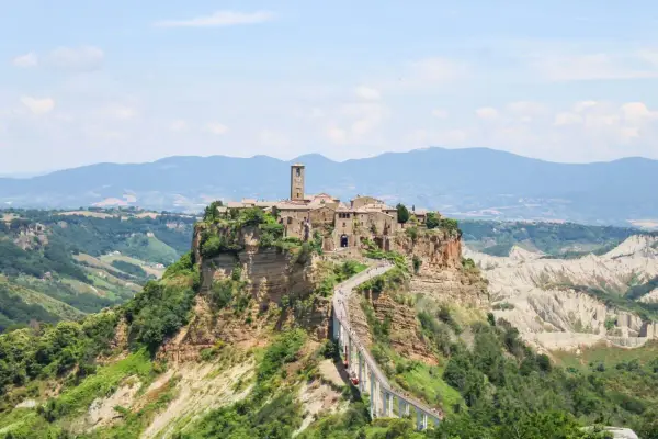 Civita di Bagnoregio, un borgo arroccato su una rupe, perfetto per le gite di 1 giorno da Roma.
