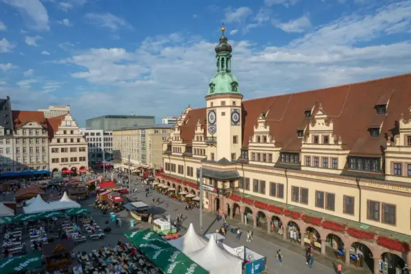 Tętniący życiem rynek w Lipsku, z ratuszem i kramami. Idealne miejsce na spacer i odkrywanie uroków miasta. Lipsk trasa zachwyca!