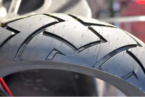 Neumático de moto con dibujo deportivo. Se aprecian las **medidas rueda moto** grabadas en el lateral.