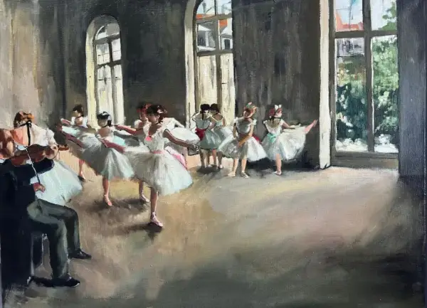 Baletnice w białych tiulowych spódniczkach ćwiczą w sali baletowej. Obraz inspirowany edgar degas najsłynniejsze dzieła.