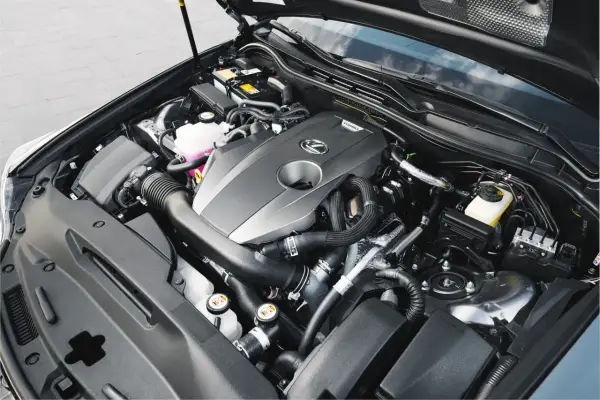 Silnik Lexus z napisem TURBO. Potężny biturbo gotowy do akcji.