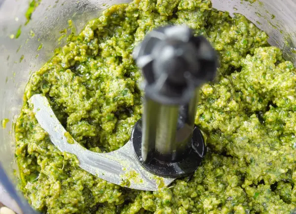 Zielone, świeże pesto w malakserze, gotowe do użycia. Tak właśnie wygląda proces, jak zrobić pesto.