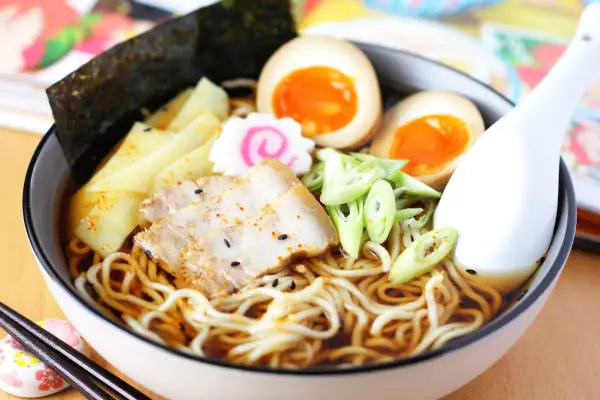 Schüssel mit Nudeln, Schweinefleisch, Ei und Bambus. Ein authentisches Ramen Rezept Original, das zum Genießen einlädt.