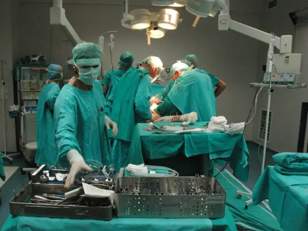 Endoproteza stawu biodrowego NFZ: najszybsze terminy w całej Polsce