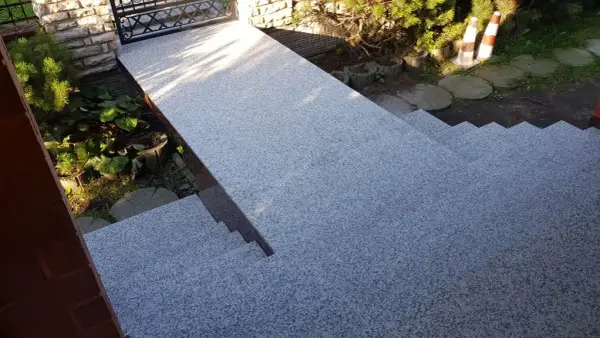 Ile kosztują schody granitowe? Ceny, czynniki i oszczędności