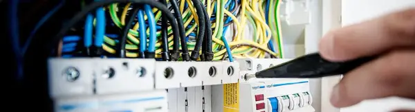 Który kabel to uziemienie? Kluczowe informacje dla bezpieczeństwa elektrycznego