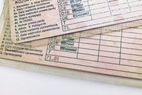 Dokumenty prawa jazdy z widocznymi polami: "Data wydania prawa jazdy" i "Data wydania uprawnienia", a także kategorie uprawnień.