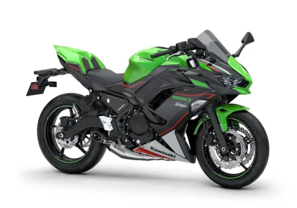 Zielony Kawasaki Ninja 650 z czarnymi akcentami i napisem "650 Ninja". Sprawdź kawasaki ninja 650 dane techniczne.