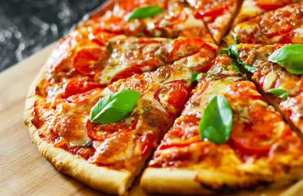Kto wymyślił pizzę? Fascynująca historia i tajemnice jej powstania