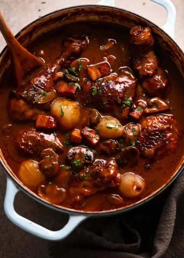 Coq au Vin: Przepis na idealne duszone mięso, które zachwyci smakoszy