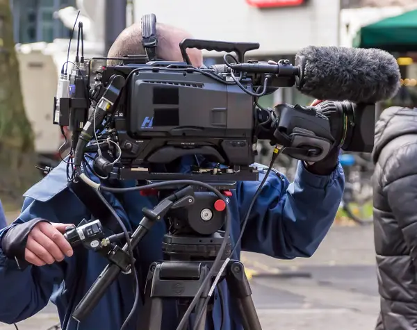 Kino niezależne: Jakie są wyzwania i zalety tworzenia filmów poza głównym nurtem przemysłu?