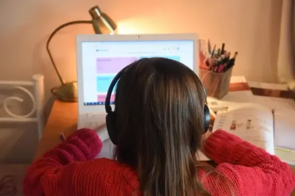 Czy nauczyciel może nagrywać uczniów na lekcji? Zobacz, co musisz wiedzieć