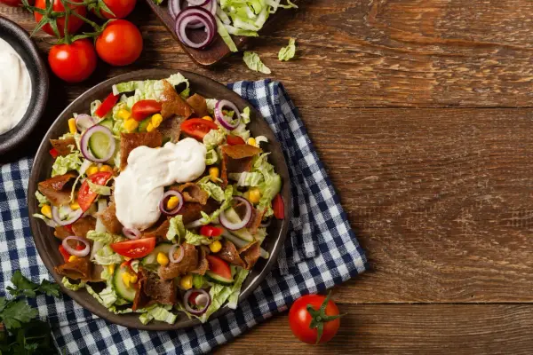 Ile kalorii ma sałatka gyros? Zaskakujące różnice w kaloryczności