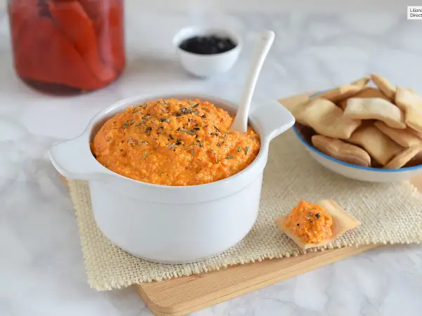 Dip de pimientos asados con pan de pita, perfecto para tus snacks de cine.