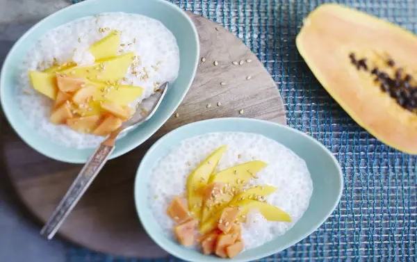 Douceur tropicale : tapioca au lait de coco, garni de mangue et papaye, parsemé de graines de sésame.