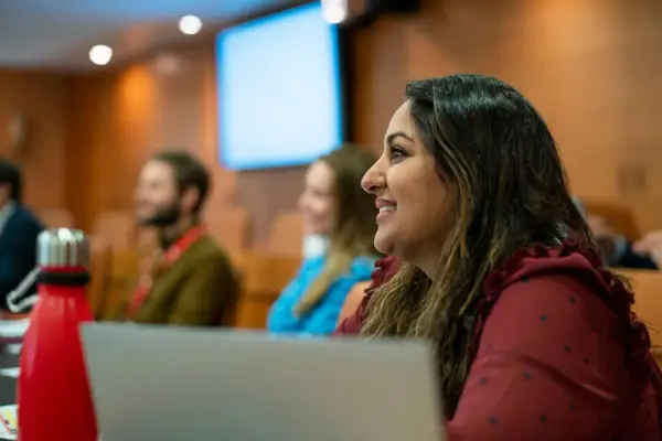 Mujer sonríe en clase del PDG IESE.