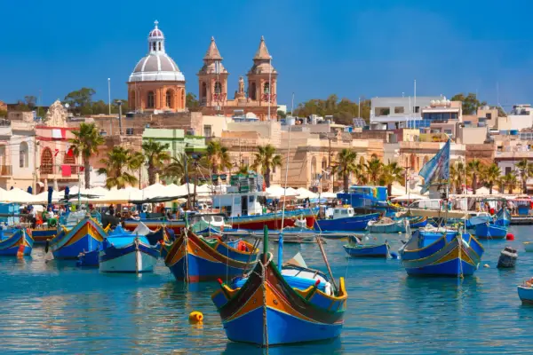 Kolorowe łodzie rybackie w porcie Marsaxlokk. Malta czy warto? Tak, warto zobaczyć to malownicze miejsce!