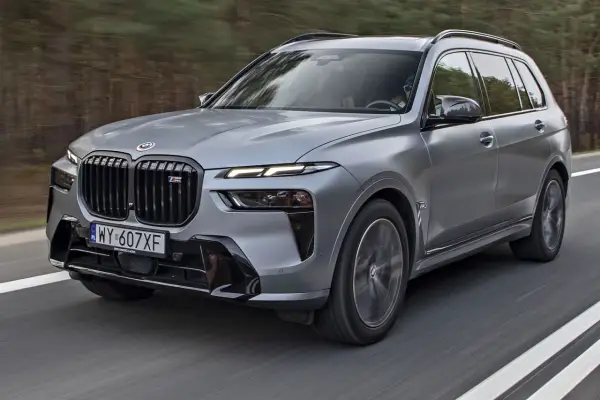 BMW X7 - Cena, silniki i luksus. Czy warto dopłacić względem X5?