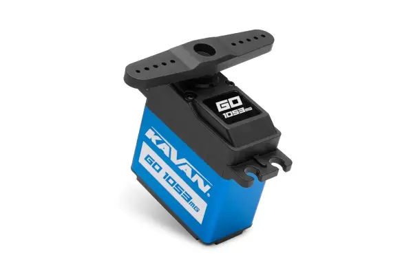 Ein blau-schwarzes Servo mit der Aufschrift "KAVAN GO 1053MG". Ähnlich wie bei einem **Sanwa**-Servo ist dies ein wichtiges Bauteil für RC-Modelle.