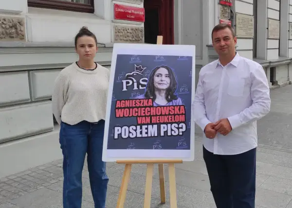 Agnieszka Wojciechowska van Heukelom, czy jest posłem PiS? Mężczyzna i kobieta stoją obok plakatu z jej zdjęciem.