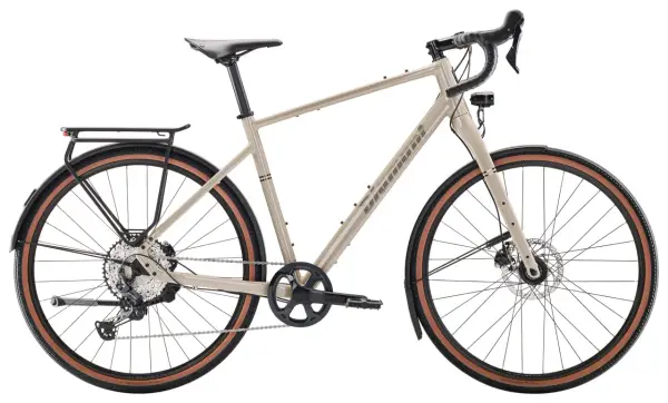 Beiges Diamant Nhomatest Gravelbike mit Gepäckträger und Schutzblechen, bereit für jedes Abenteuer.