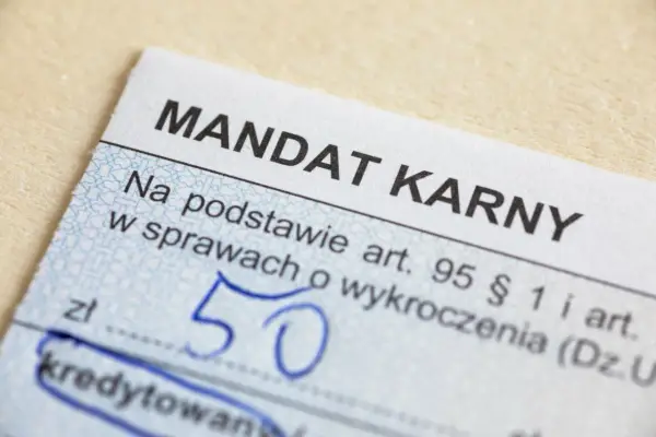 Mandat karny na kwotę 50 zł. Dokument wystawiony na podstawie przepisów o wykroczeniach.