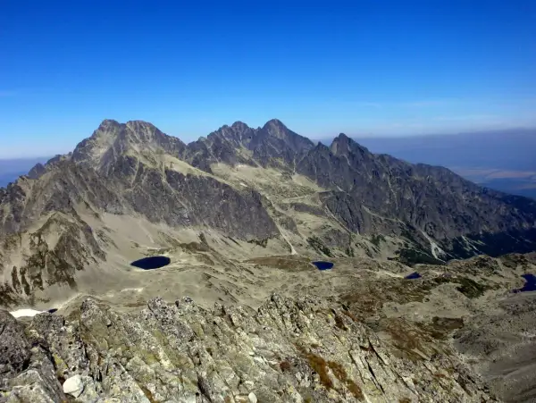 Majestatyczne Tatry z licznymi szczytami, jeziorami i skalistymi graniami. Trudno policzyć, ile jest szczytów w Polsce, ale ten widok zapiera dech.