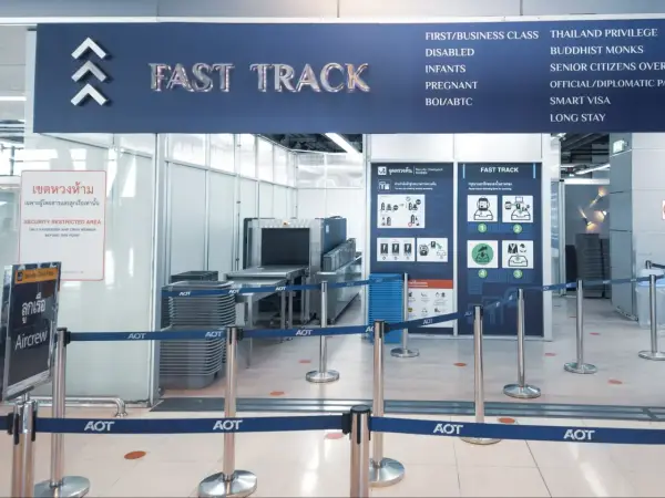 Szybsza ścieżka na lotnisku. Fast track co to? To specjalna kolejka dla pasażerów uprzywilejowanych, np. biznesowych, niepełnosprawnych, rodzin z dziećmi.
