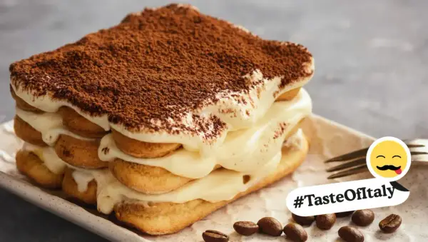 Un délicieux tiramisu, un classique du dessert italien, est présenté avec une généreuse couche de cacao.