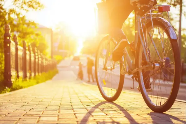 Kiedy rowerzysta może jechać po chodniku? Sprawdź zasady i wyjątki